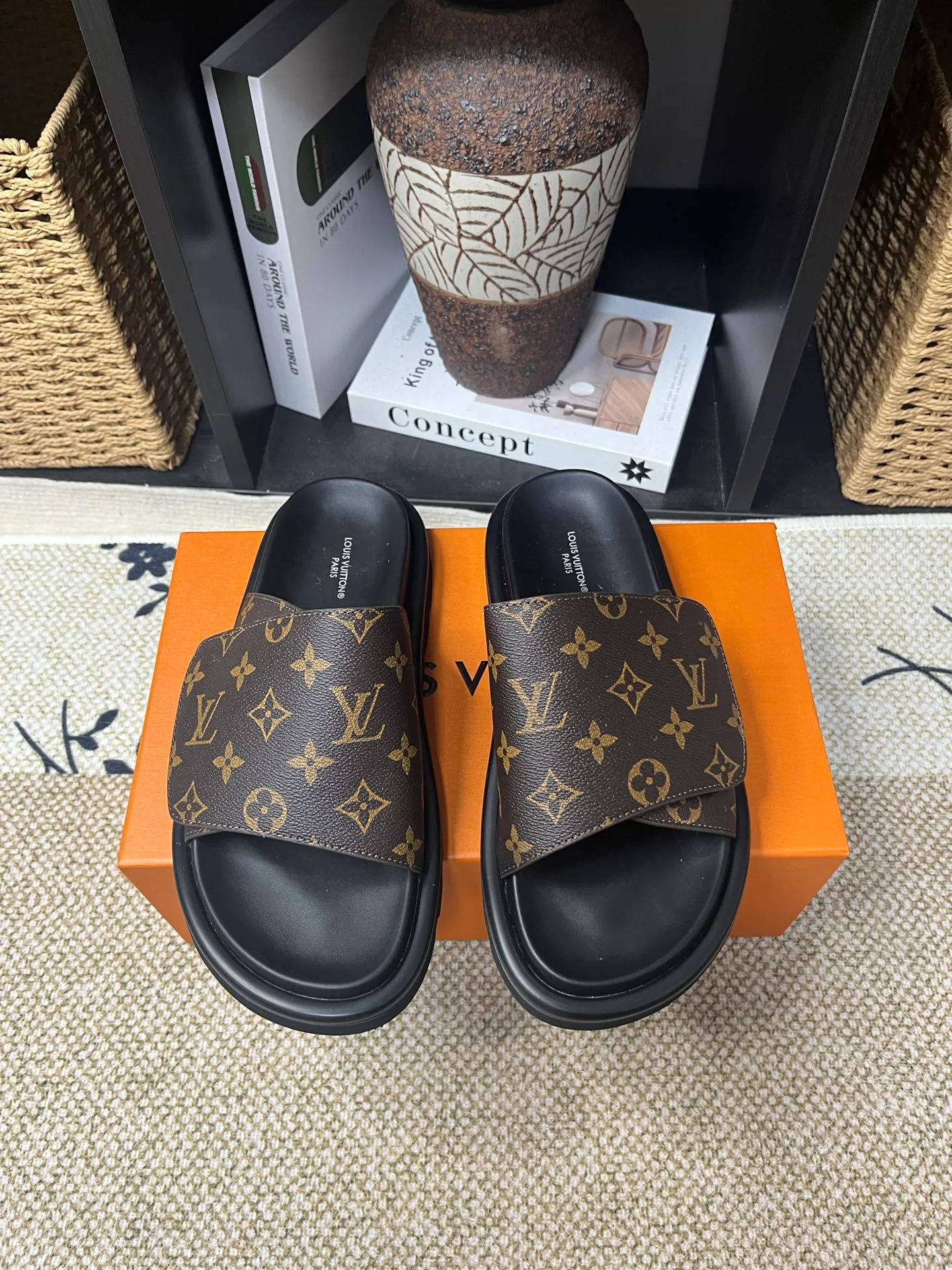 P340 [New Style] [LOUIS VUITTON] Louis Vuitton, LV printing, men's and women's slippers are now on the market, packed in drawer boxes with cloth bags and cards, the upper pattern looks very soft and waxy, and is a super versatile leg slimming tool. Fabric: imported denim/canvas/old fabric, LV hardware LOGO, official website pattern printing, comfortable to wear, feet: high-elastic PU water table. Sole: foam sole, heel height: about 5cm. Code number: 35-46, 35, 45, 46 are custom-made and non-returnable. Color: multiple colors and styles available.